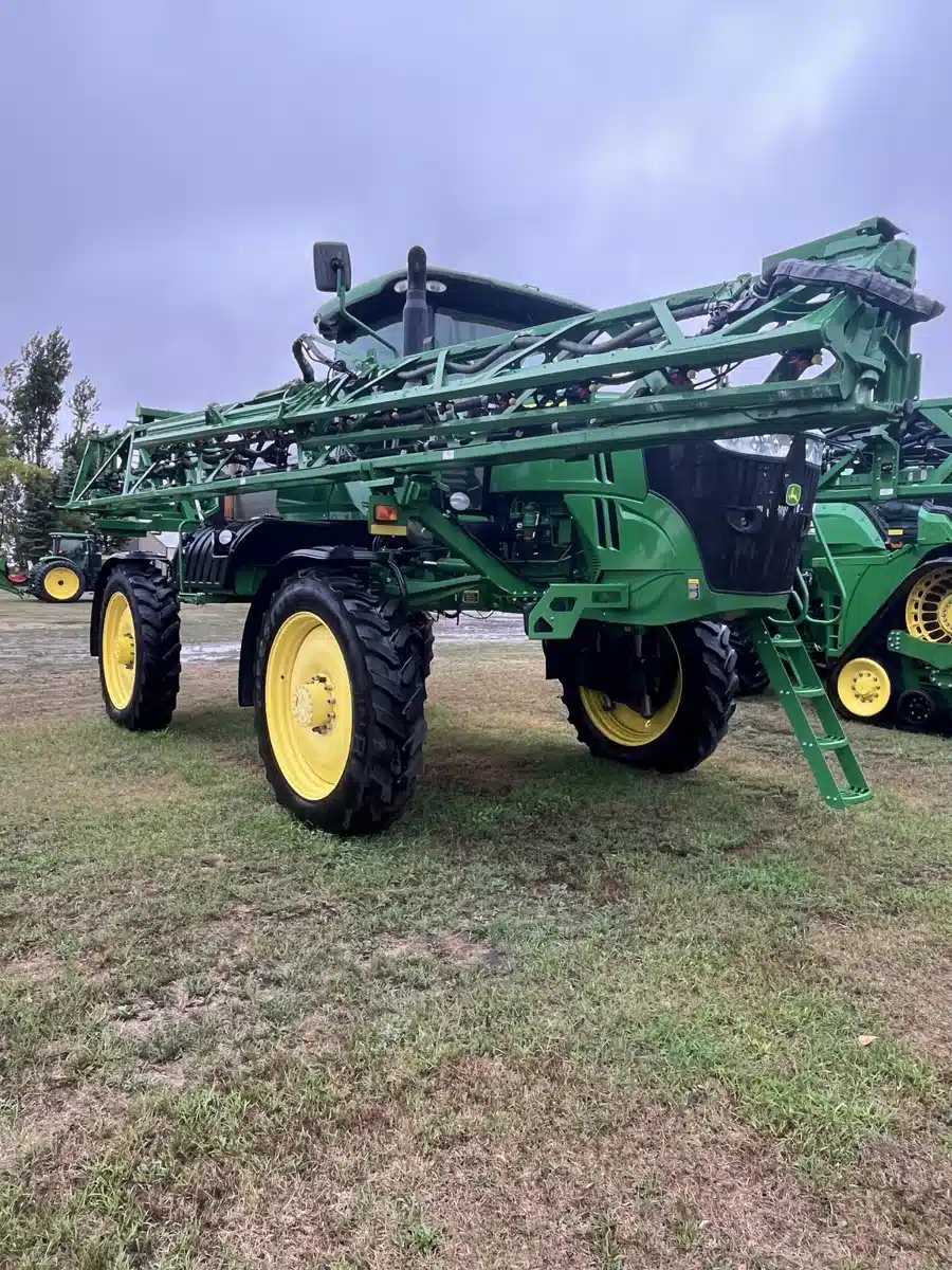 Gallery image 2 for 2015 John Deere R4030 Sprayer - Self Propelled
