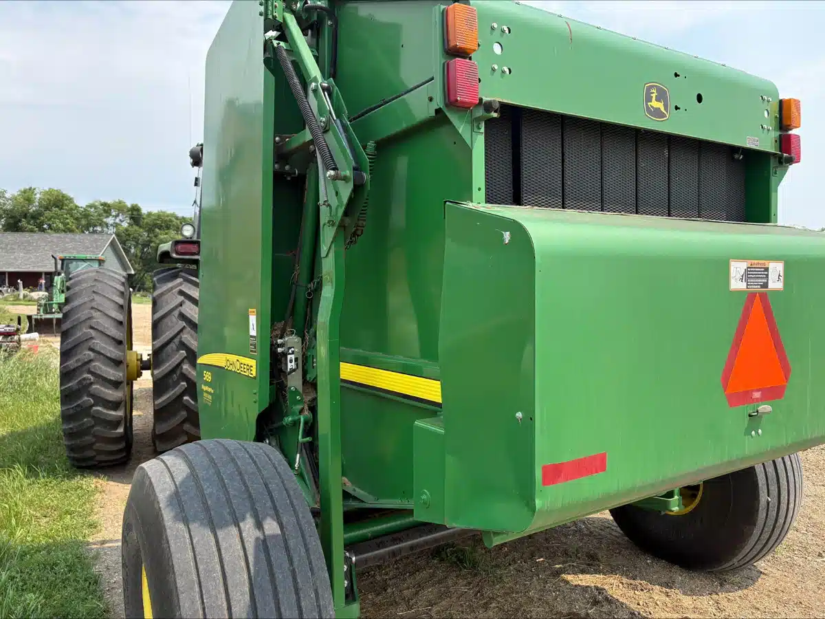Gallery image 2 for 2015 John Deere 569 Round Baler