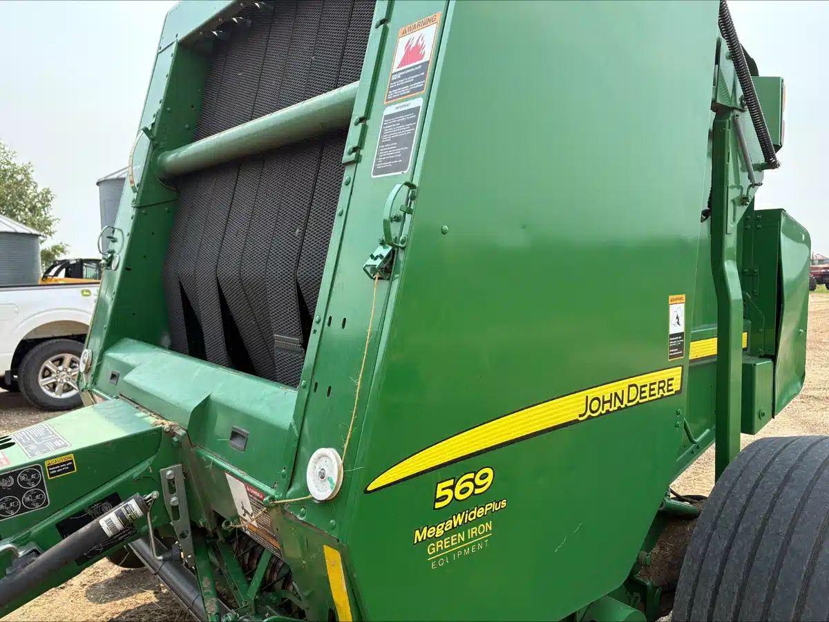 Gallery image 1 for 2015 John Deere 569 Round Baler