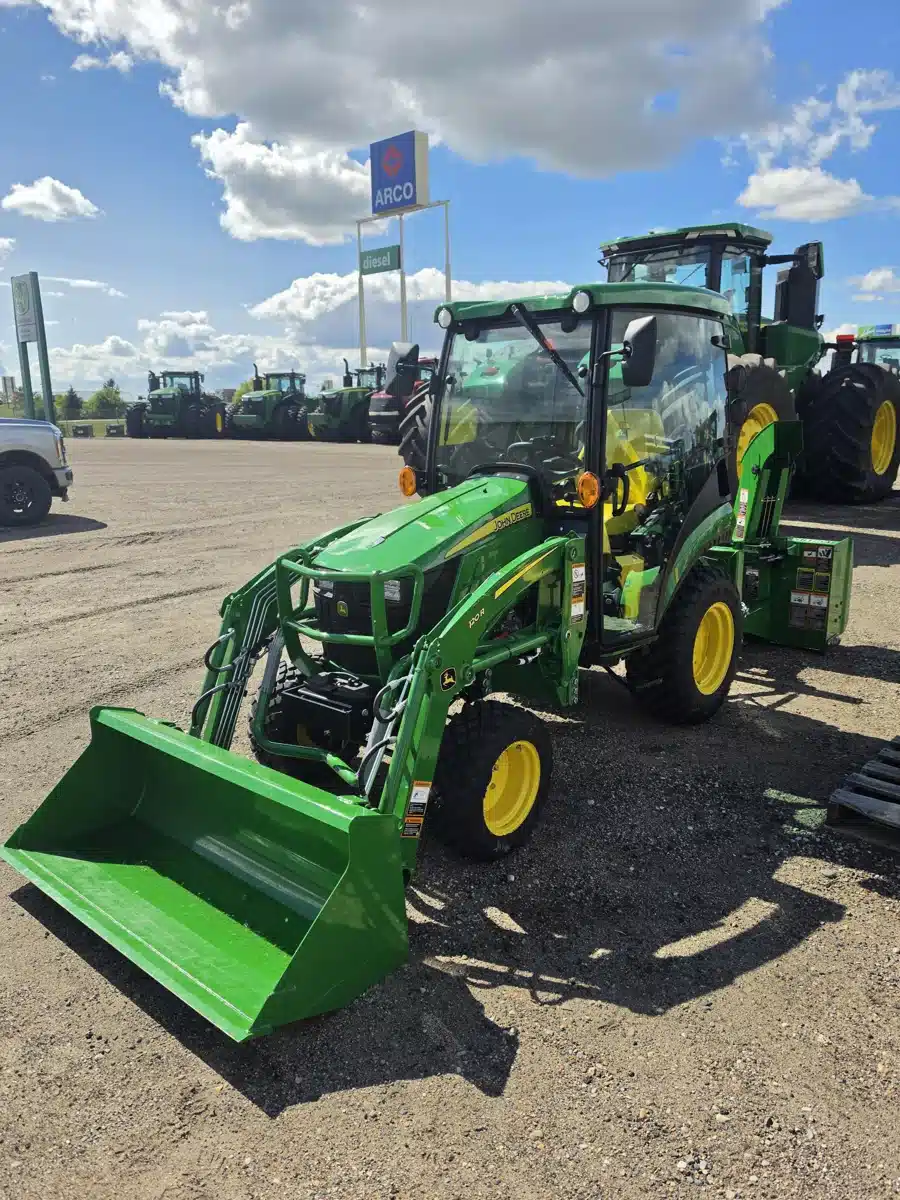 Photo de la Galerie 1 pour 2024 John Deere 2025R Tracteur