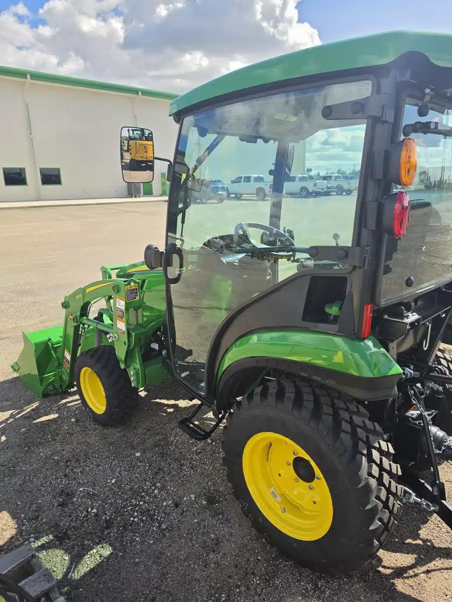 Photo de la Galerie 2 pour 2024 John Deere 2025R Tracteur