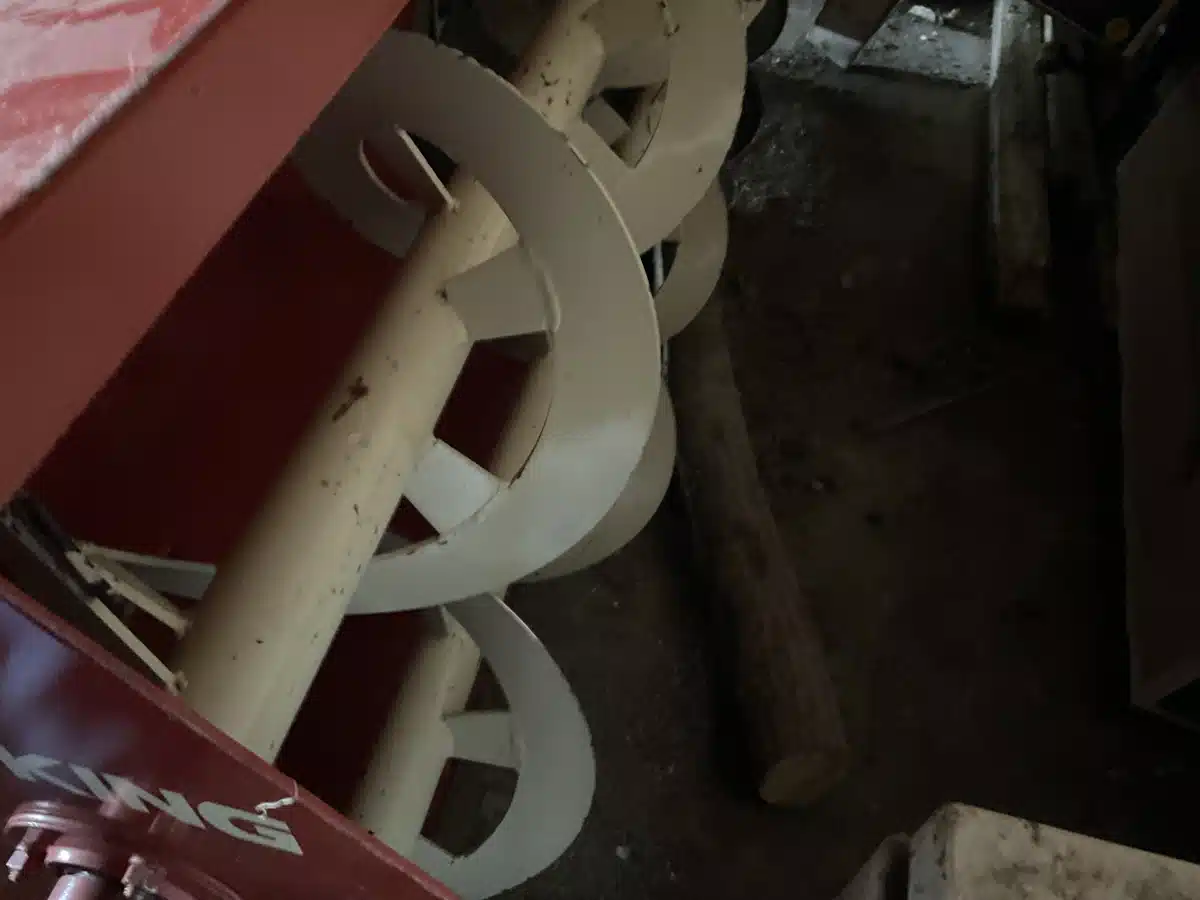 Gallery image 2 for 2004 Buhler Y960Q FK Snow Blower