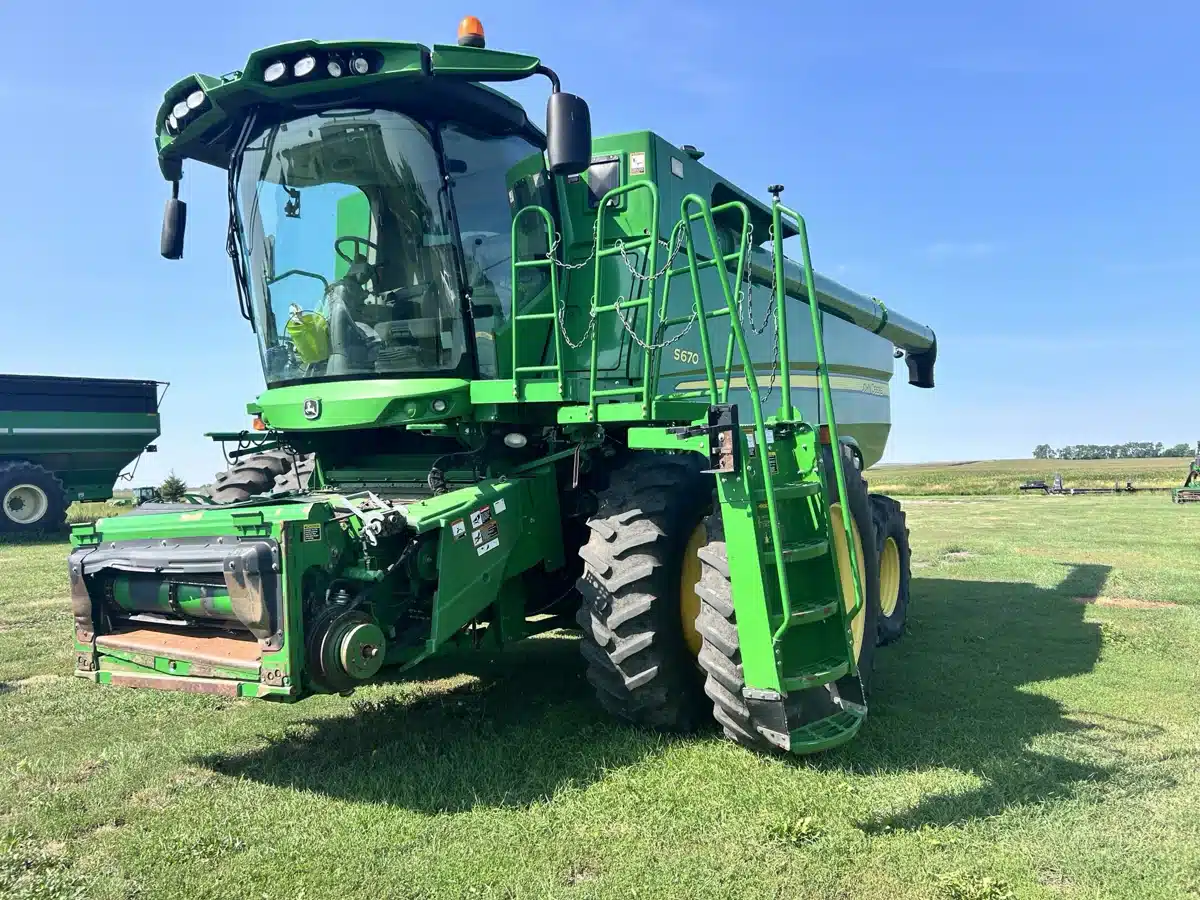 Photo de la Galerie 1 pour 2012 John Deere S670 Batteuse