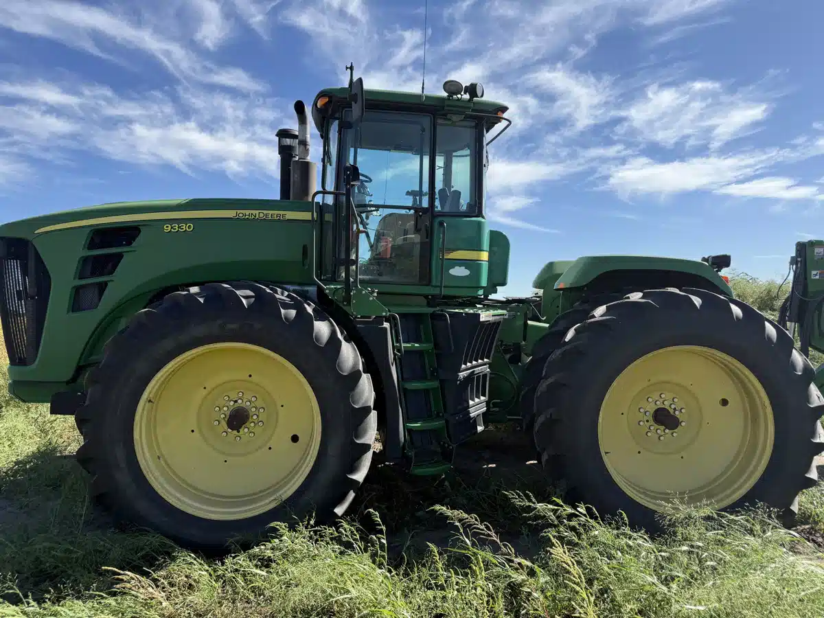 Gallery image 2 for 2010 John Deere 9330 Tractor
