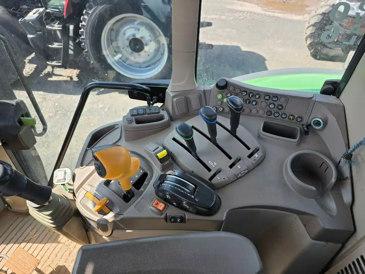 Photo de la Galerie 2 pour 2021 John Deere 6110M Tracteur