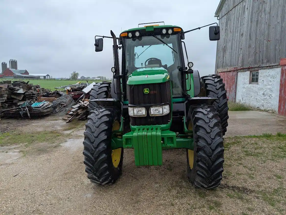 Gallery image 2 for Used John Deere 7520 Tractor