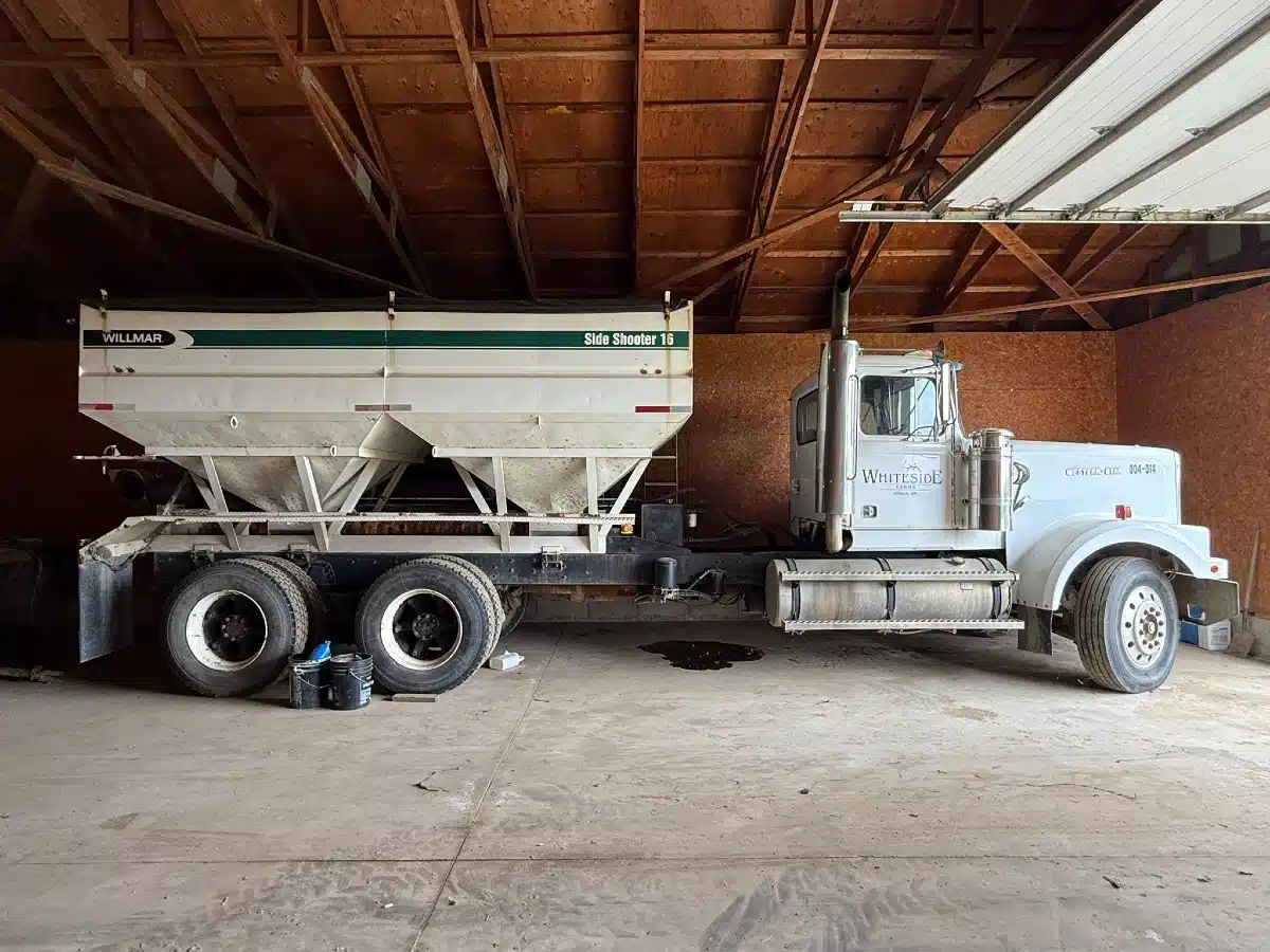 Gallery image 2 for Used 1988 Western Star 16 Ton Fertilizer Tender Truck - Tender