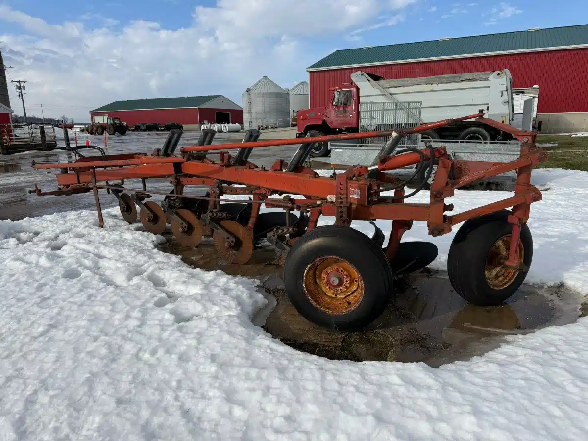 Gallery image 2 for International 710 Plow
