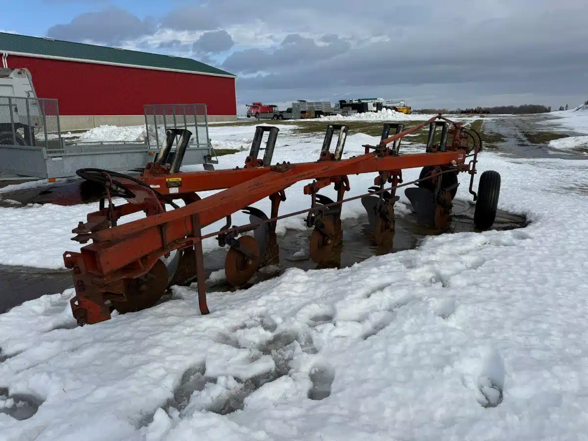 Gallery image 1 for International 710 Plow
