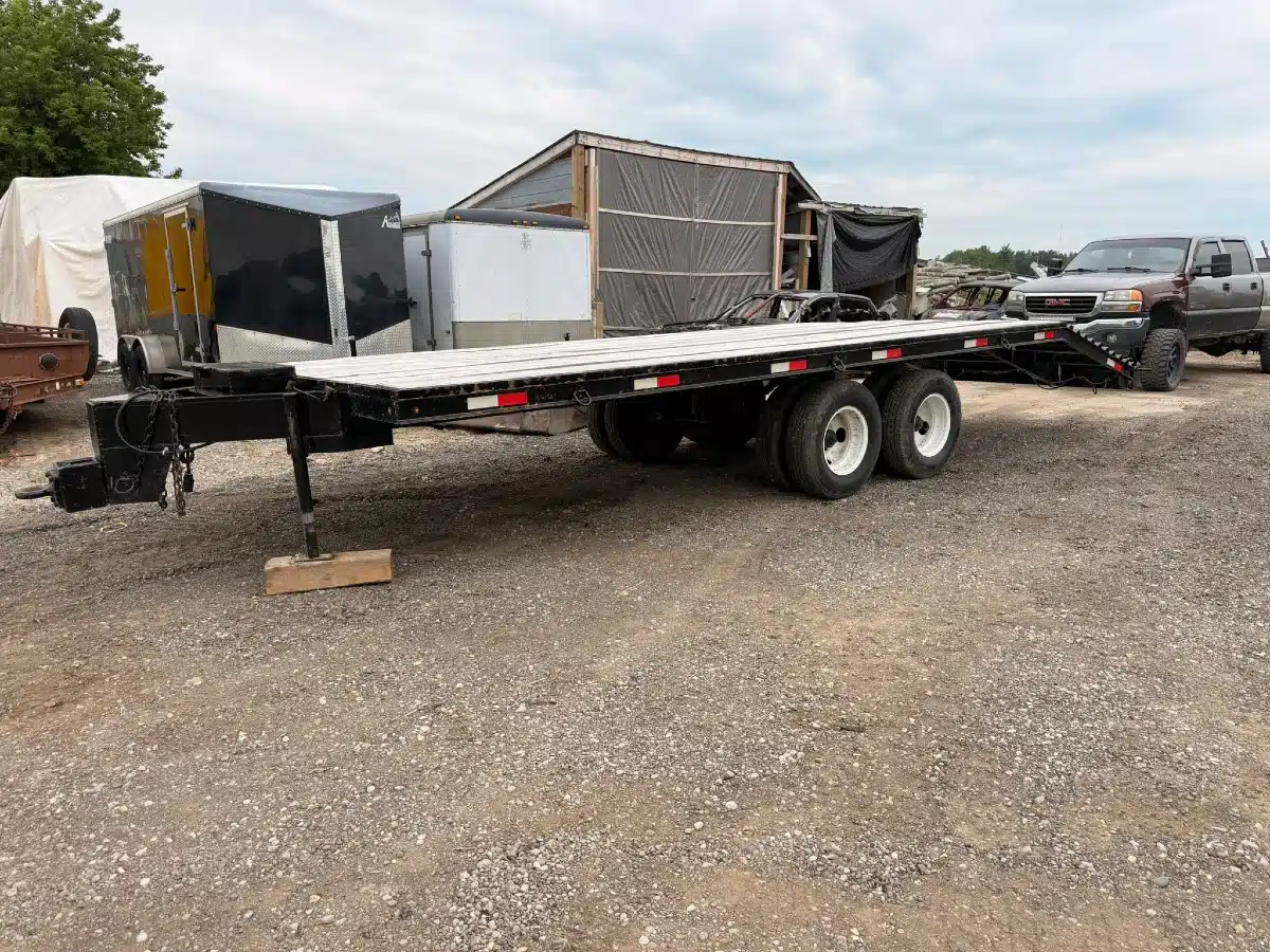 Photo de la Galerie 1 pour 24' Beavertail Deck Over Trailer