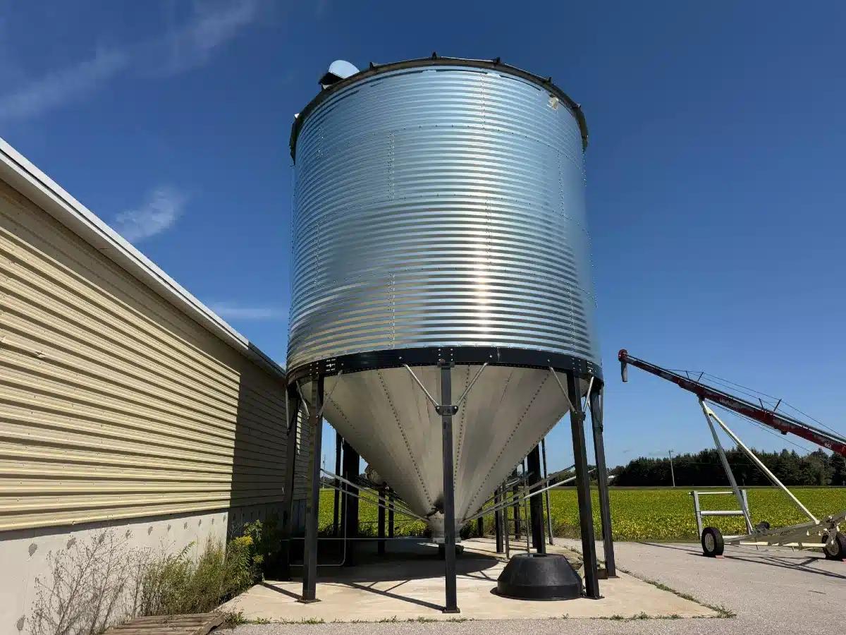 Photo de la Galerie 2 pour Westeel SOLD! 100 Ton Hopper Bottom Réservoir à grain
