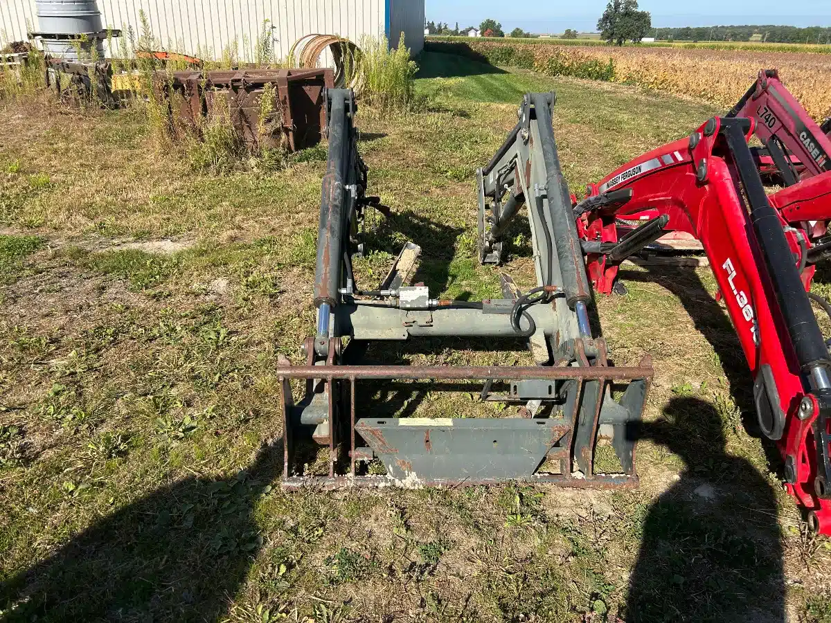 Gallery image 2 for Used Quicke Q960 Front End Loader