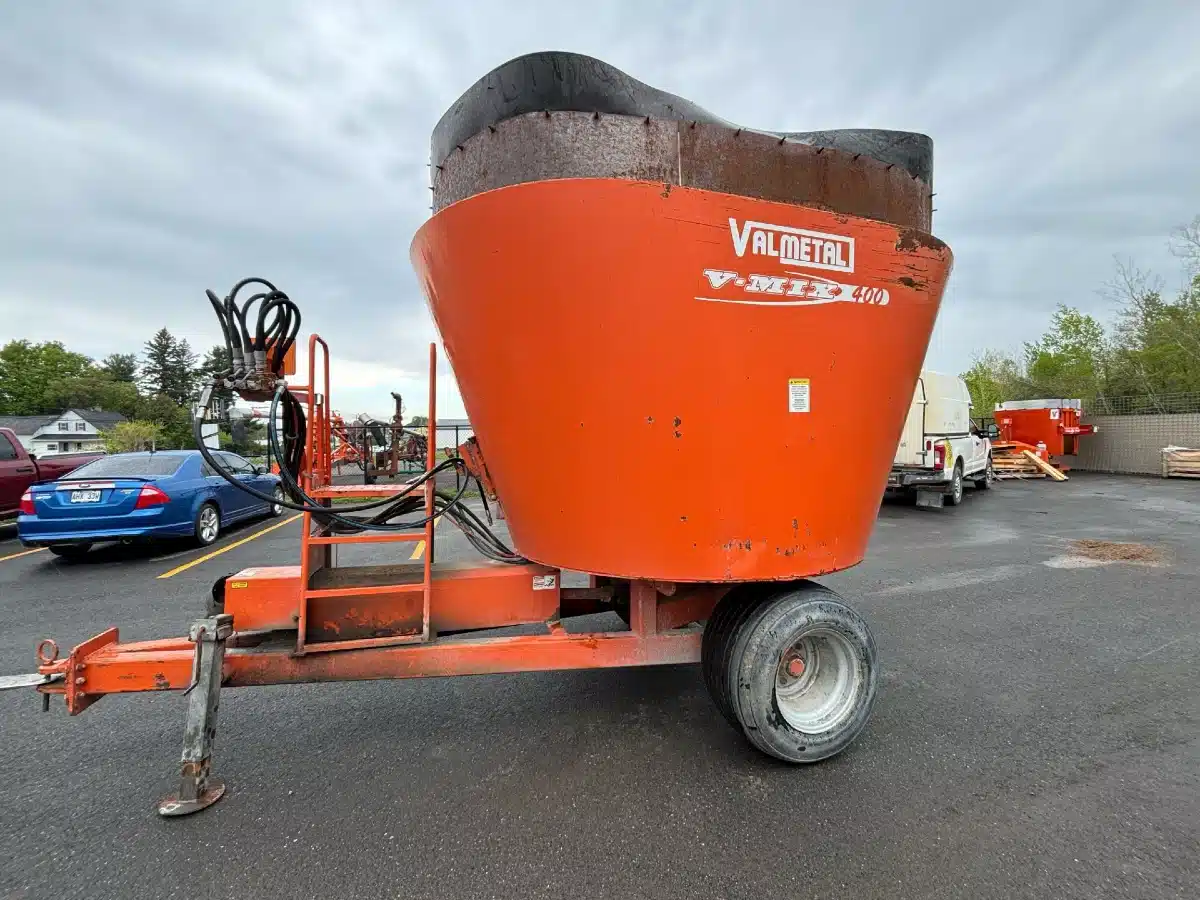 Gallery image 1 for Used 2011 Valmetal V-MIX 400 TMR Mixer