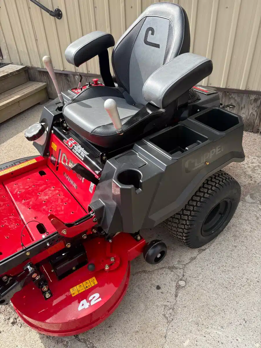 Gallery image 2 for 2026 Country Clipper Avenue Mower - Zero Turn
