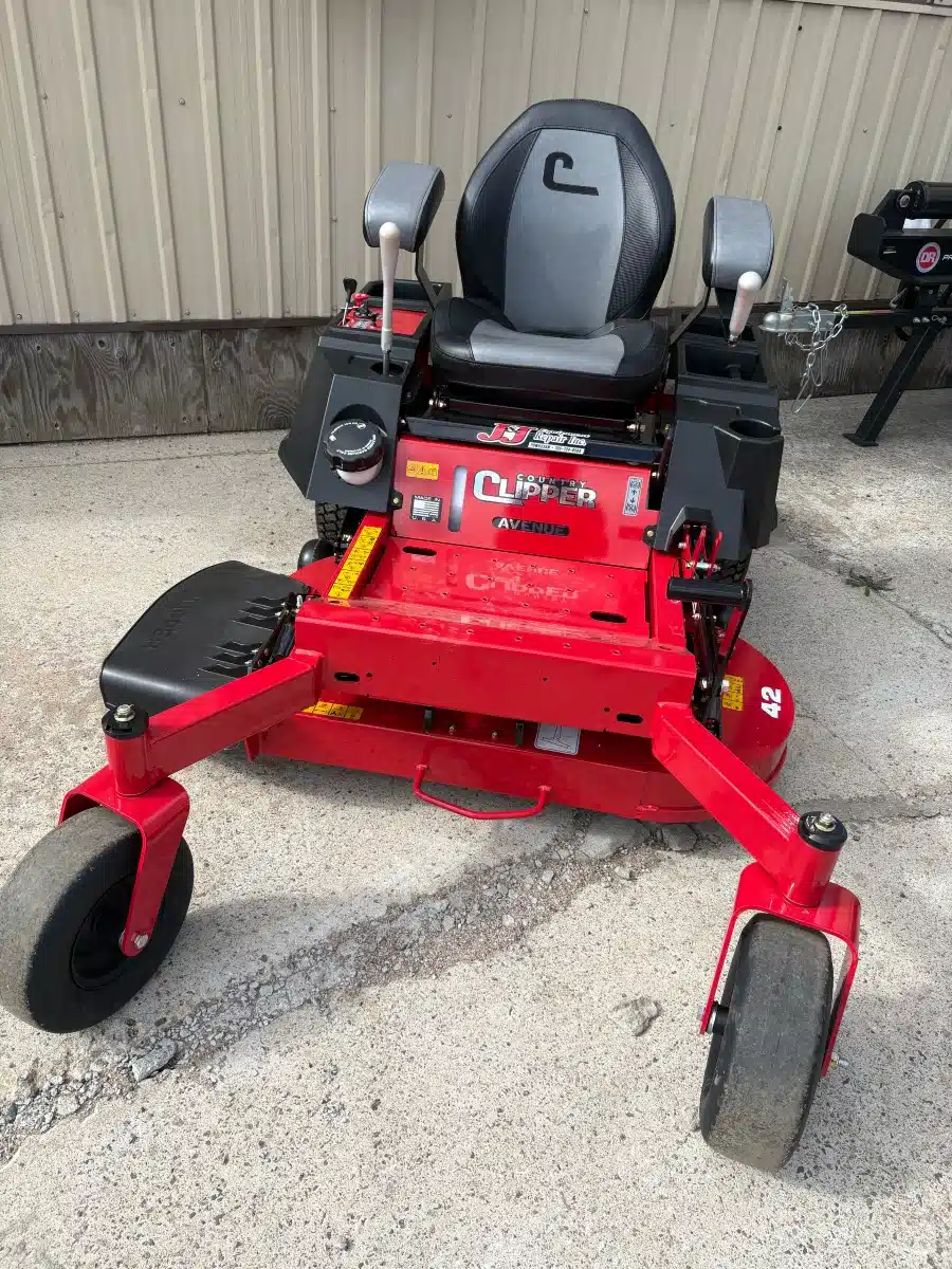 Gallery image 1 for 2026 Country Clipper Avenue Mower - Zero Turn