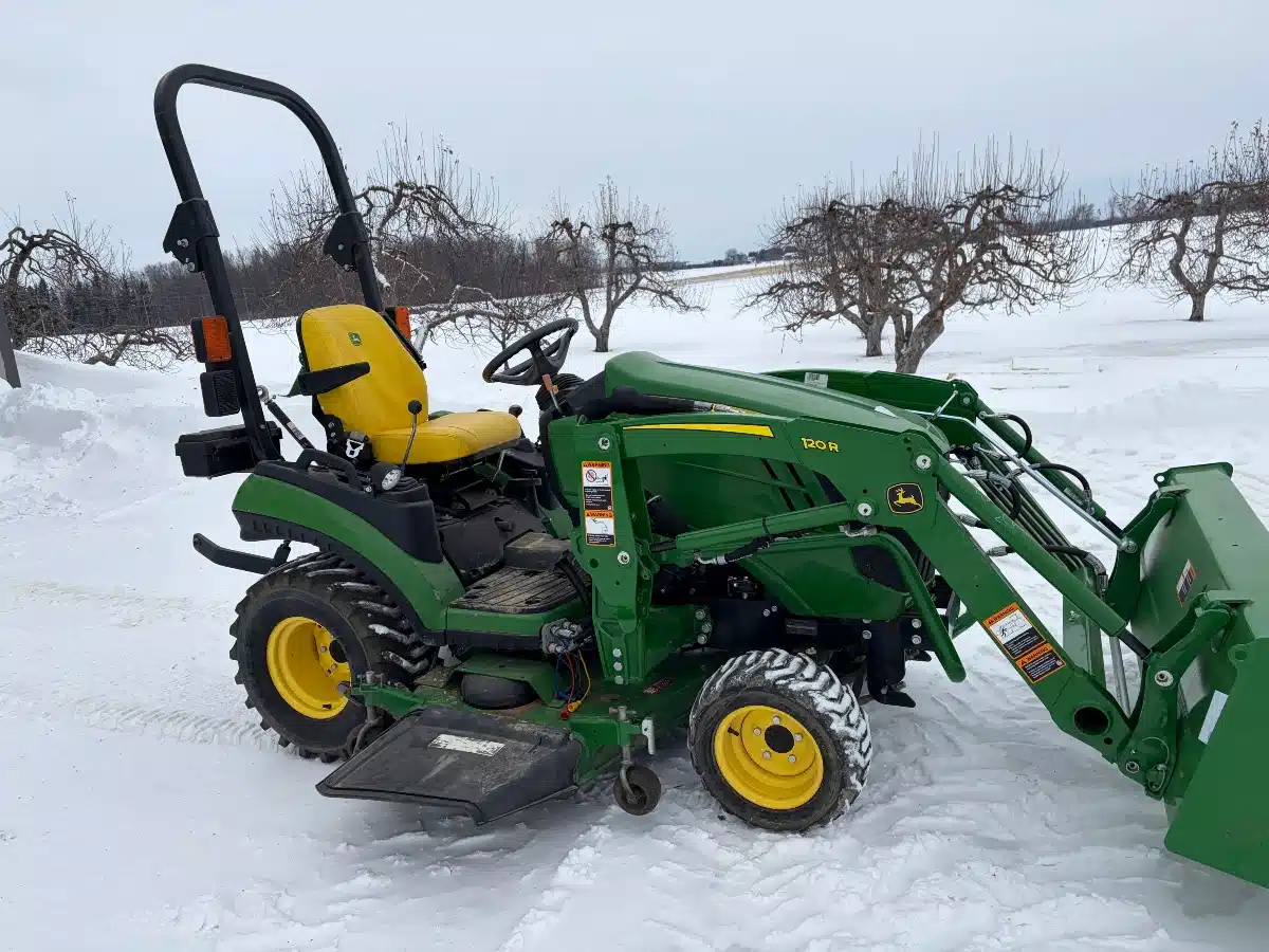 Gallery image 2 for 2017 John Deere 1025R Tractor