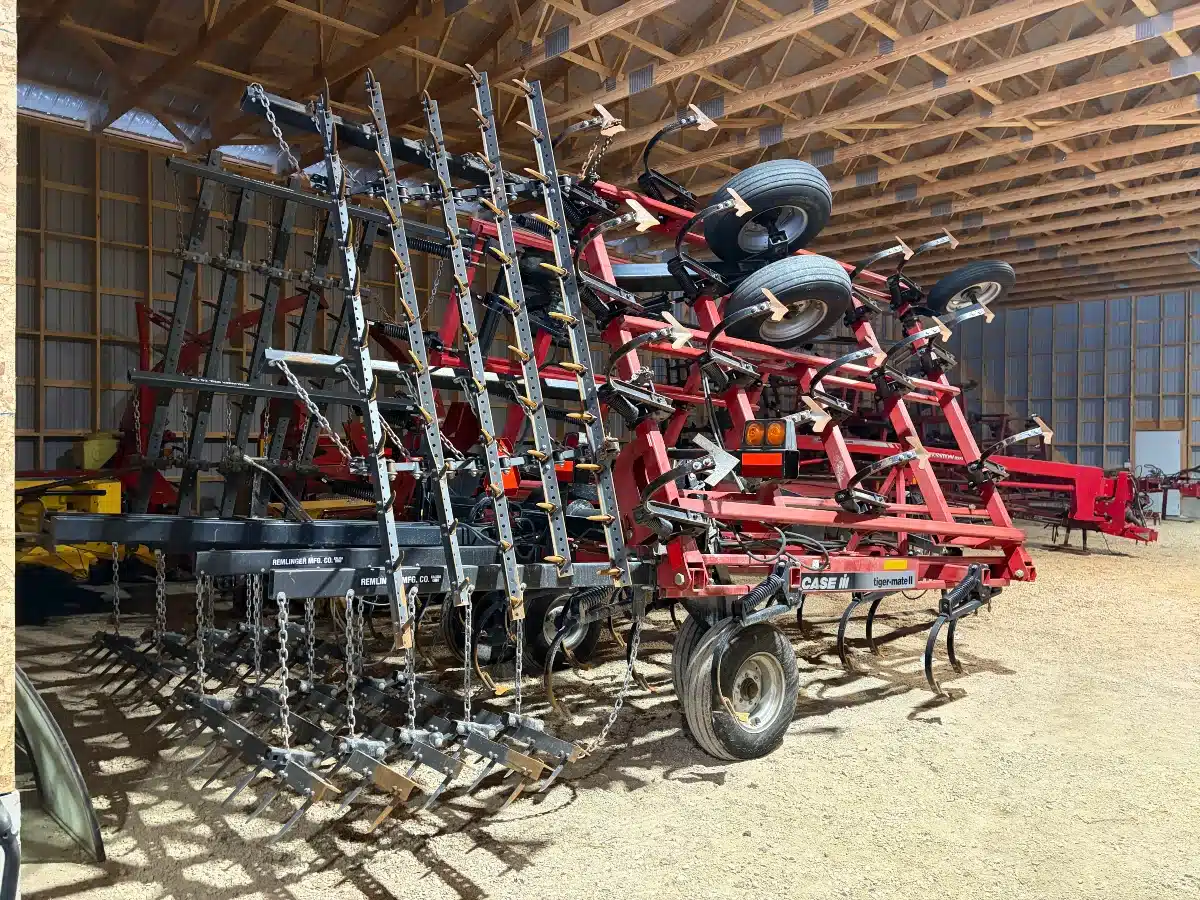 Gallery image 2 for Case IH TIGERMATE II Cultivator