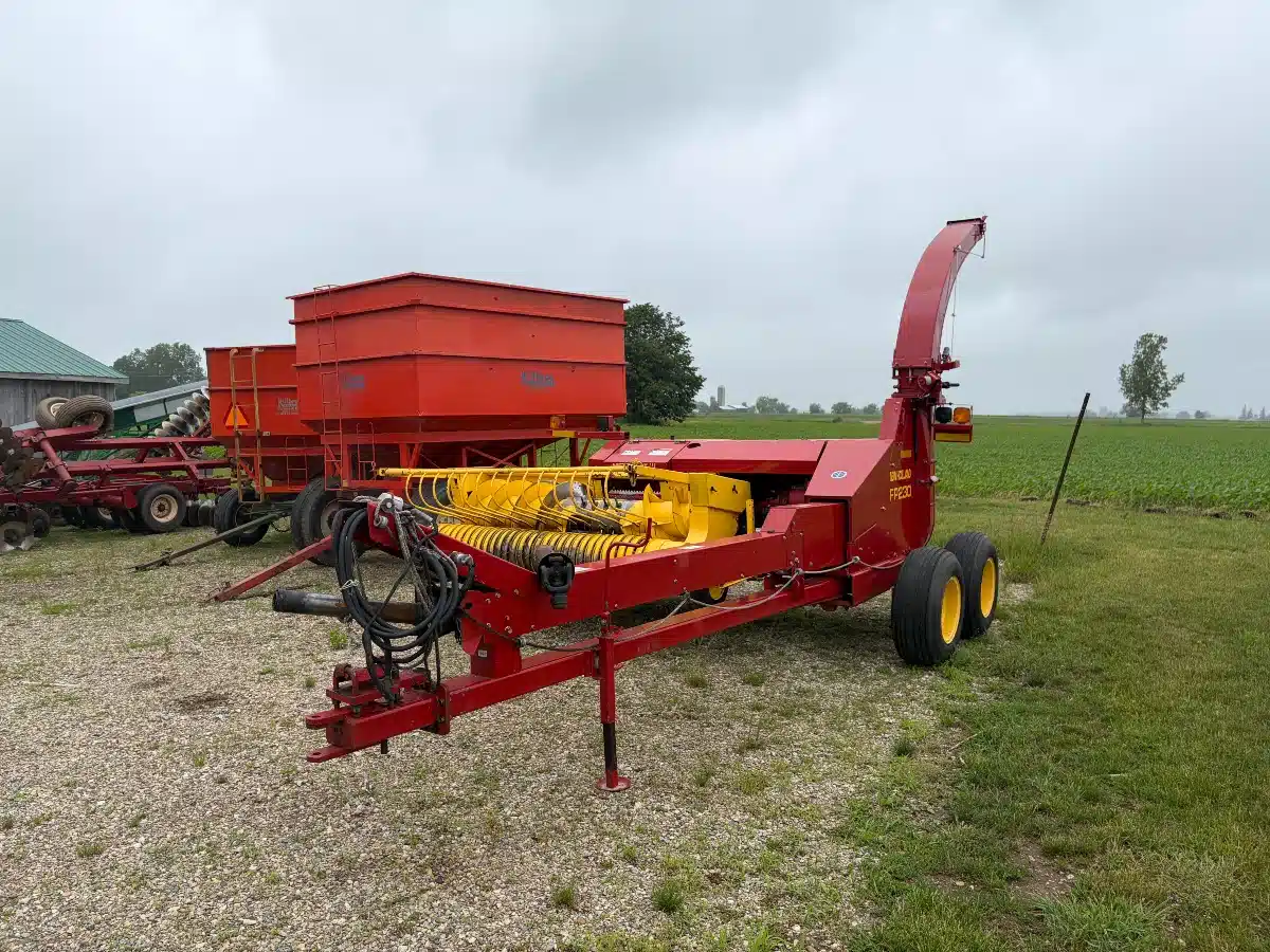 Gallery image 2 for New Holland FP230 Forage Harvester