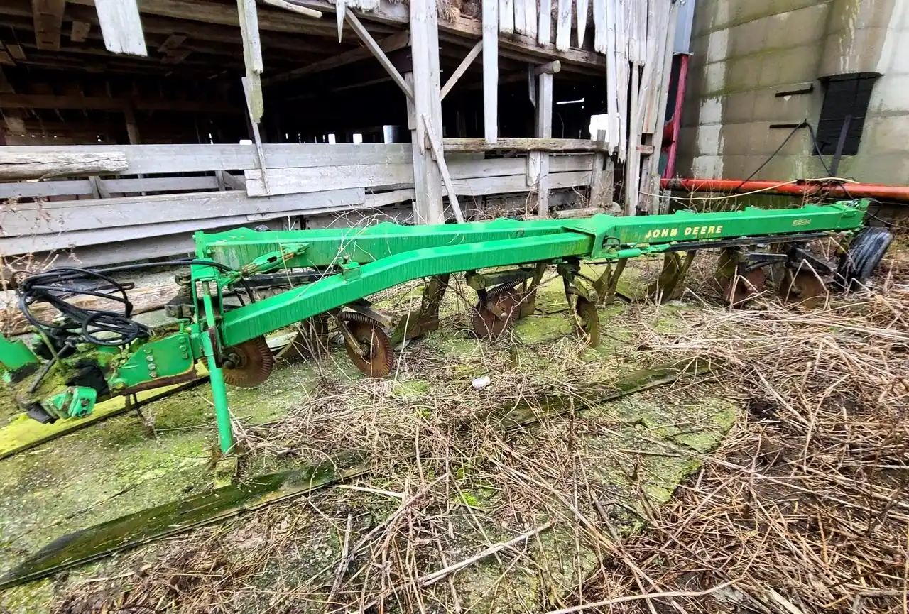 Gallery image 1 for Used John Deere 2800 Plow
