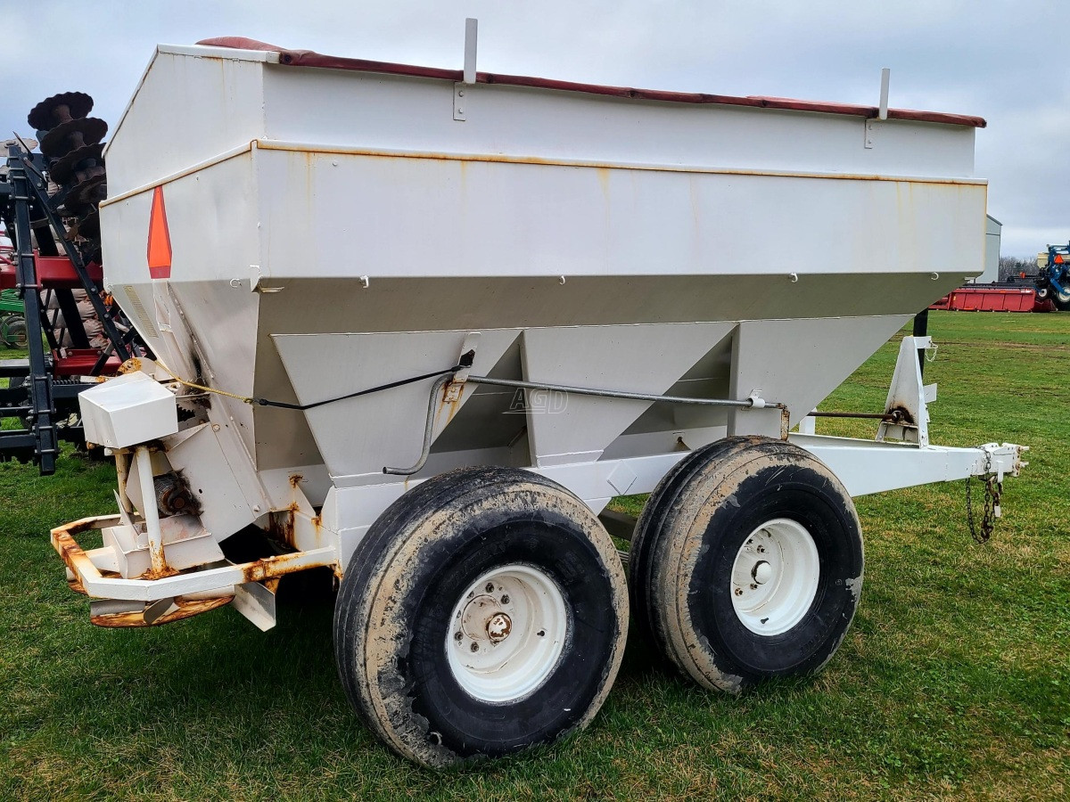 Gallery image 2 for Used Willmar 5 TON Spreader - Fertilizer