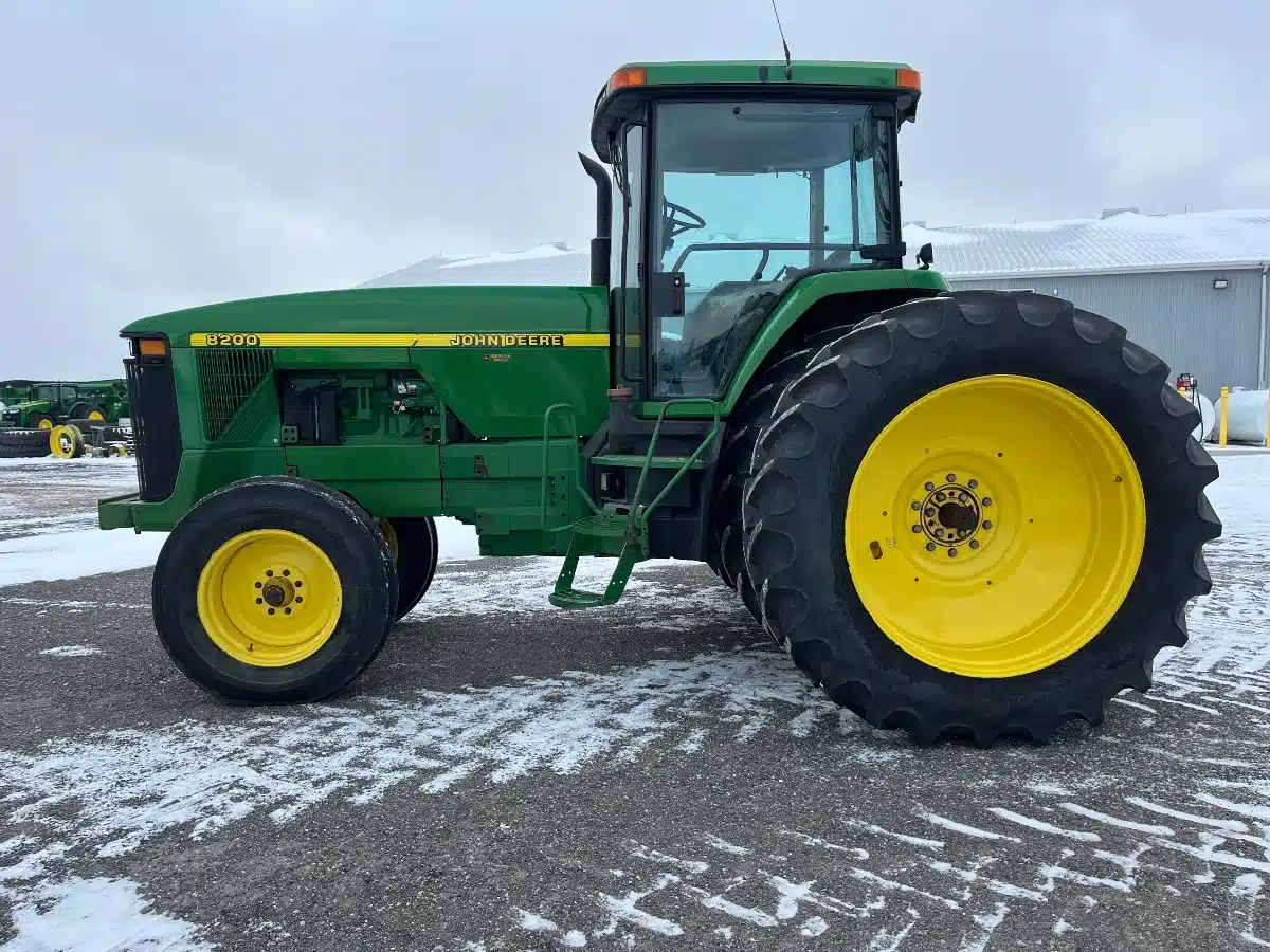 Gallery image 2 for Used 1997 John Deere 8200 Tractor