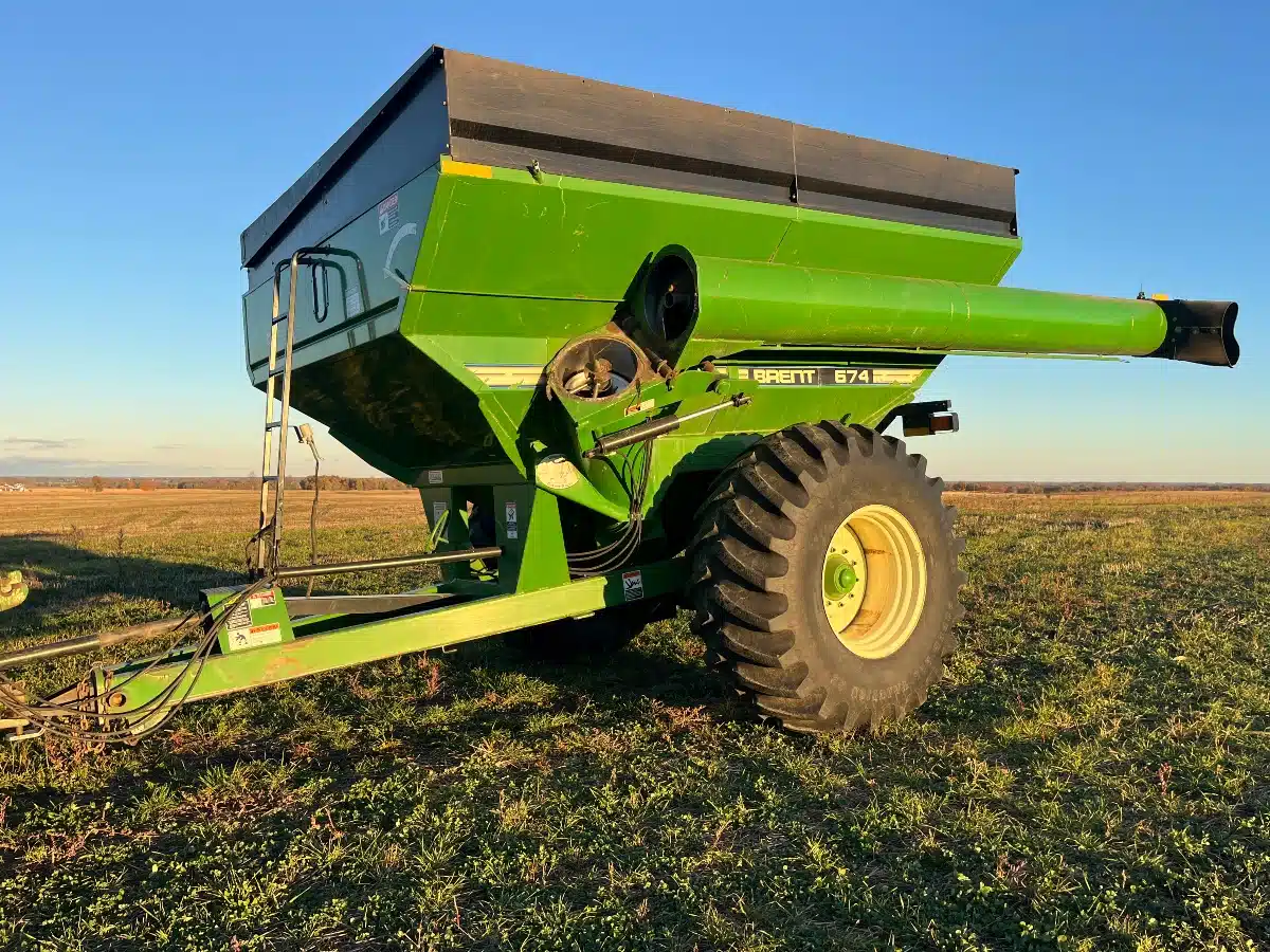 Gallery image 2 for Used 2002 Brent 674 Grain Cart
