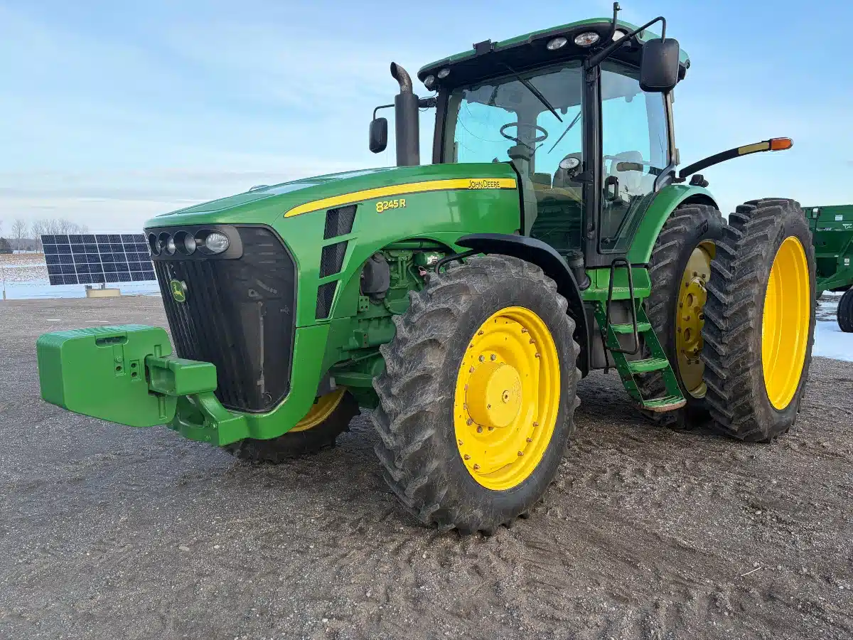 Photo de la Galerie 1 pour 2010 John Deere 8245R Tracteur
