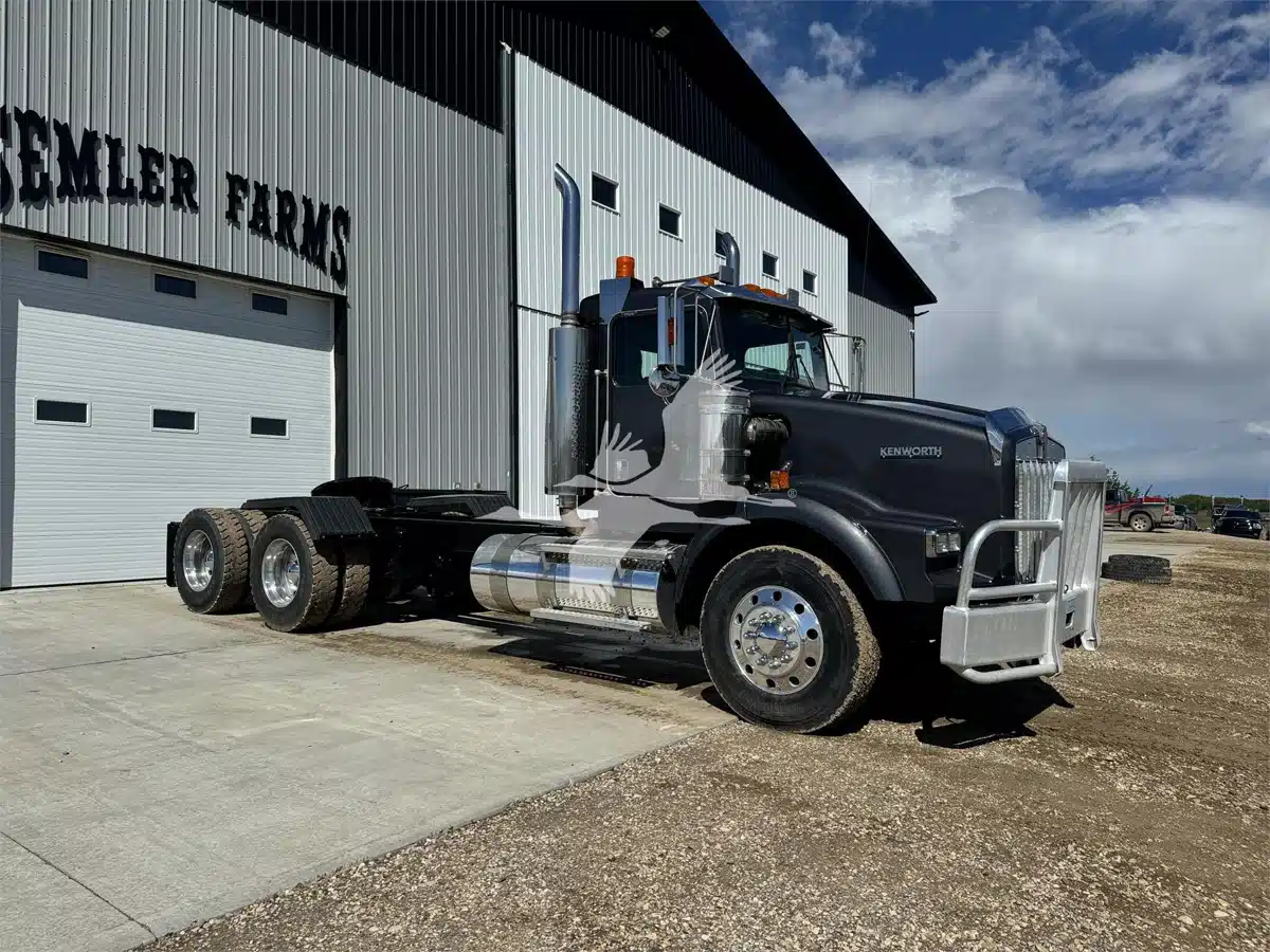 Gallery image 1 for 2004 Kenworth T800 Semi-Truck