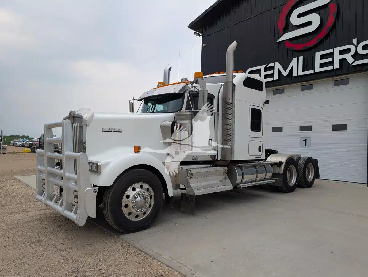 Gallery image 1 for 2014 Kenworth W900L Semi-Truck