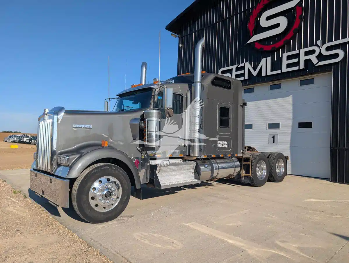 Gallery image 1 for 2018 Kenworth W900L Semi-Truck