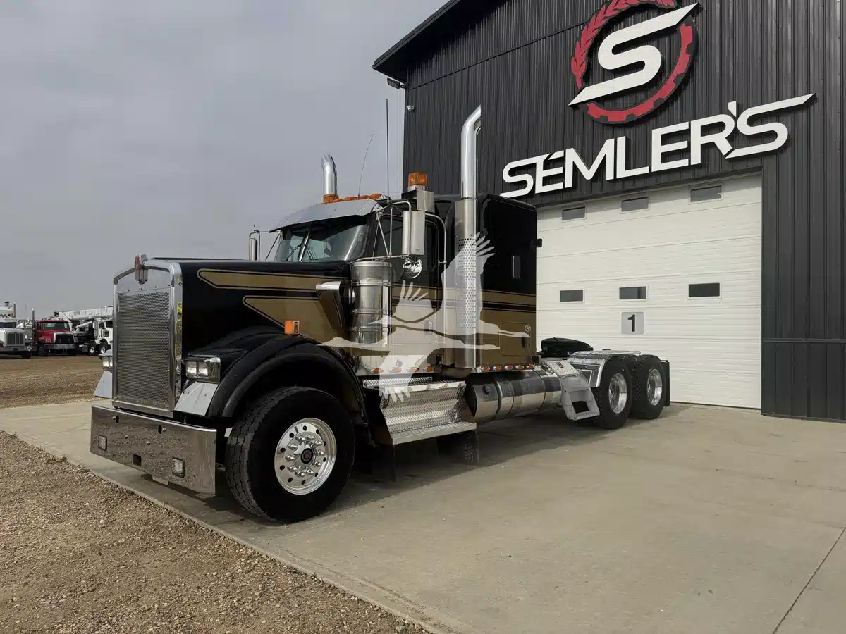 Gallery image 1 for Used 2017 Kenworth W900B Semi-Truck