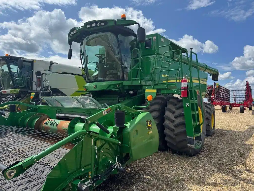 Gallery image 2 for Used 2012 John Deere S690 Combine