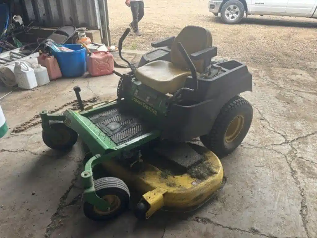 Photo de la Galerie 1 pour 2011 John Deere Z465 Tondeuse à rayon de braquage zéro
