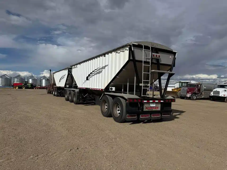 Gallery image 2 for Used 2012 Doepker 28FT/32FT SUPER B Trailer - Grain