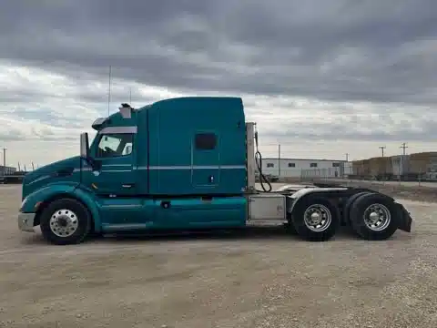 Gallery image 2 for Used 2016 Peterbilt 579 Semi-Truck