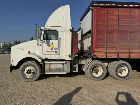 Gallery image 2 for Used 2004 Kenworth T800 Semi-Truck