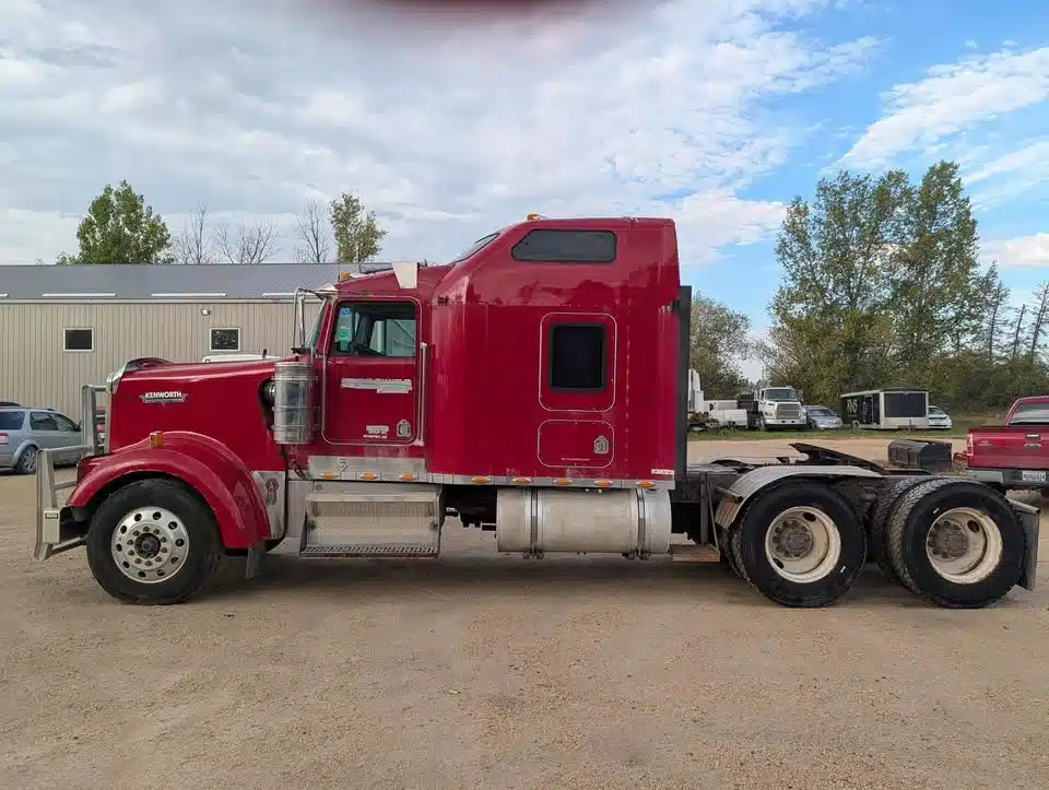 Gallery image 2 for 2006 Kenworth W900L Semi-Truck