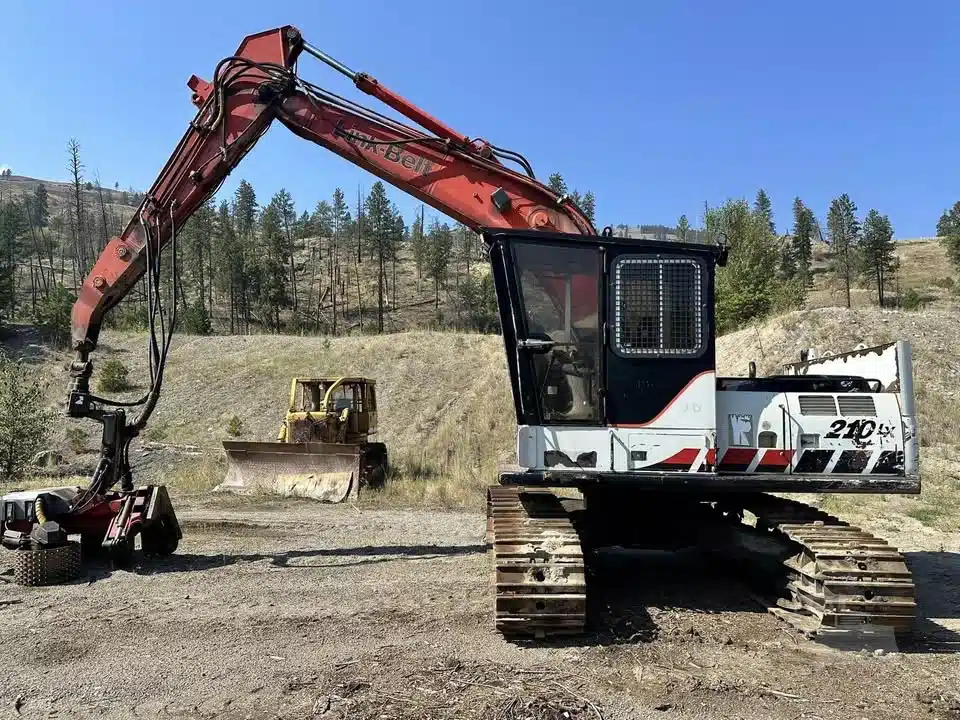 Gallery image 2 for Used 2005 Link-Belt 210 LX Excavator