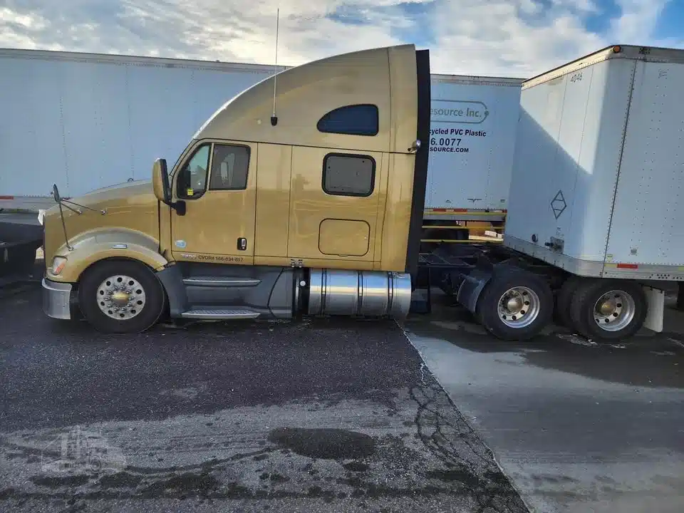 Gallery image 2 for Used 2011 Kenworth T700 Semi-Truck