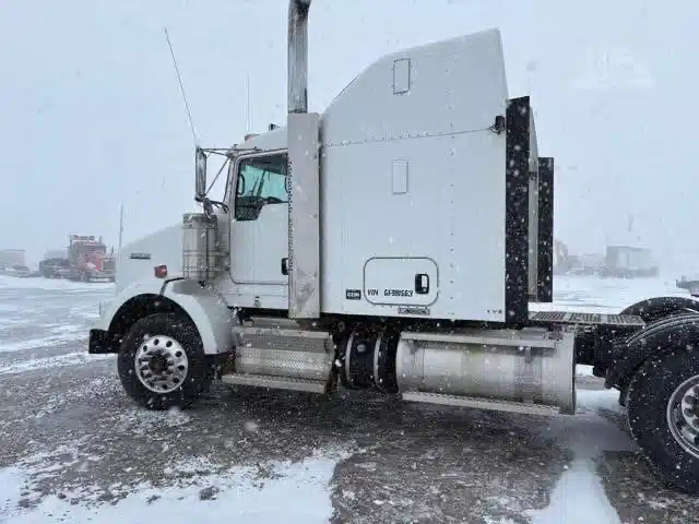 Gallery image 2 for 2016 Kenworth T800 Semi-Truck