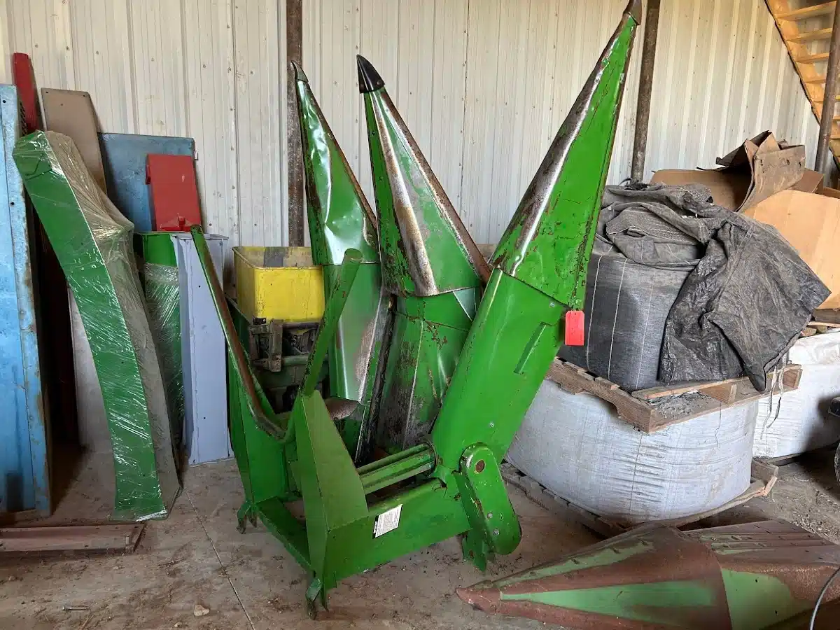 Gallery image 2 for Used John Deere 2RN Header - Row Crop