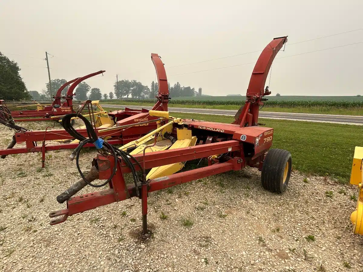 Photo de la Galerie 1 pour New Holland 790 Fourragère
