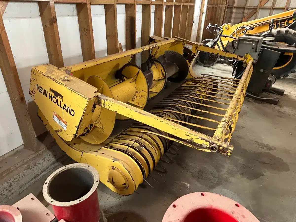 Gallery image 1 for New Holland 990W Header - Pickup