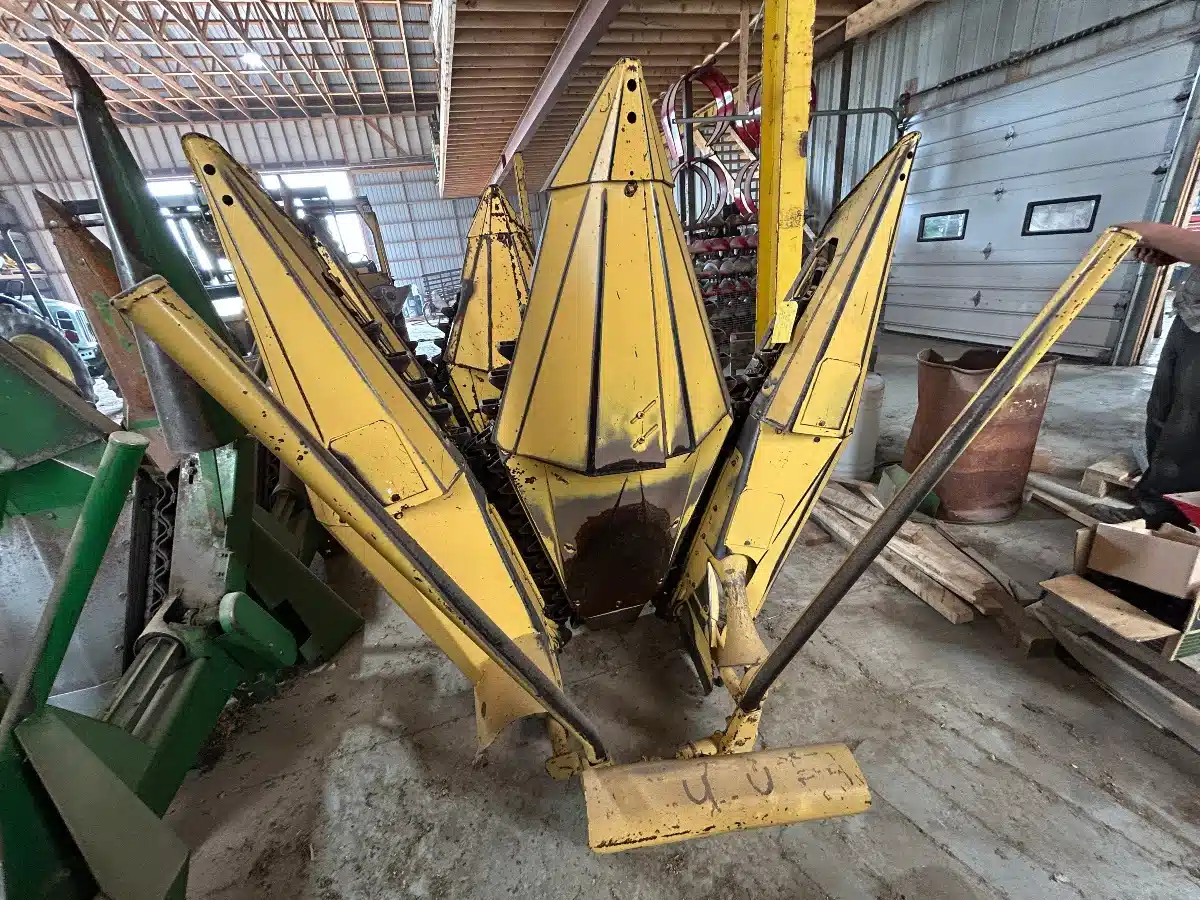 Photo de la Galerie 1 pour New Holland 824 Nez - Maïs