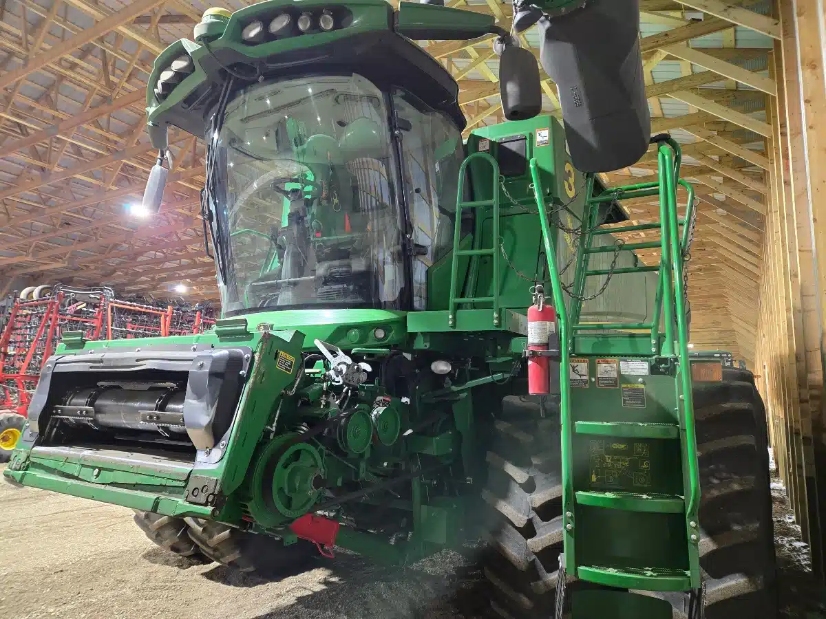 Gallery image 2 for Used 2017 John Deere S690 Combine