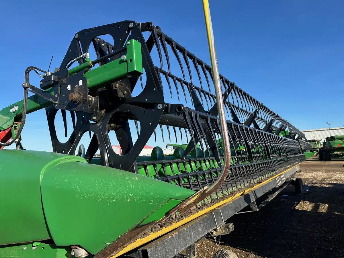 Gallery image 2 for Used 2019 John Deere 740D Header - Draper