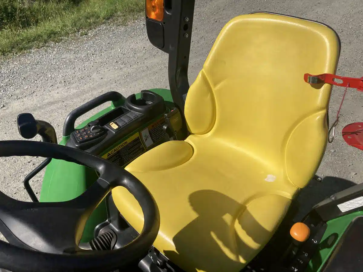 Gallery image 2 for Used 2023 John Deere 3033R Tractor