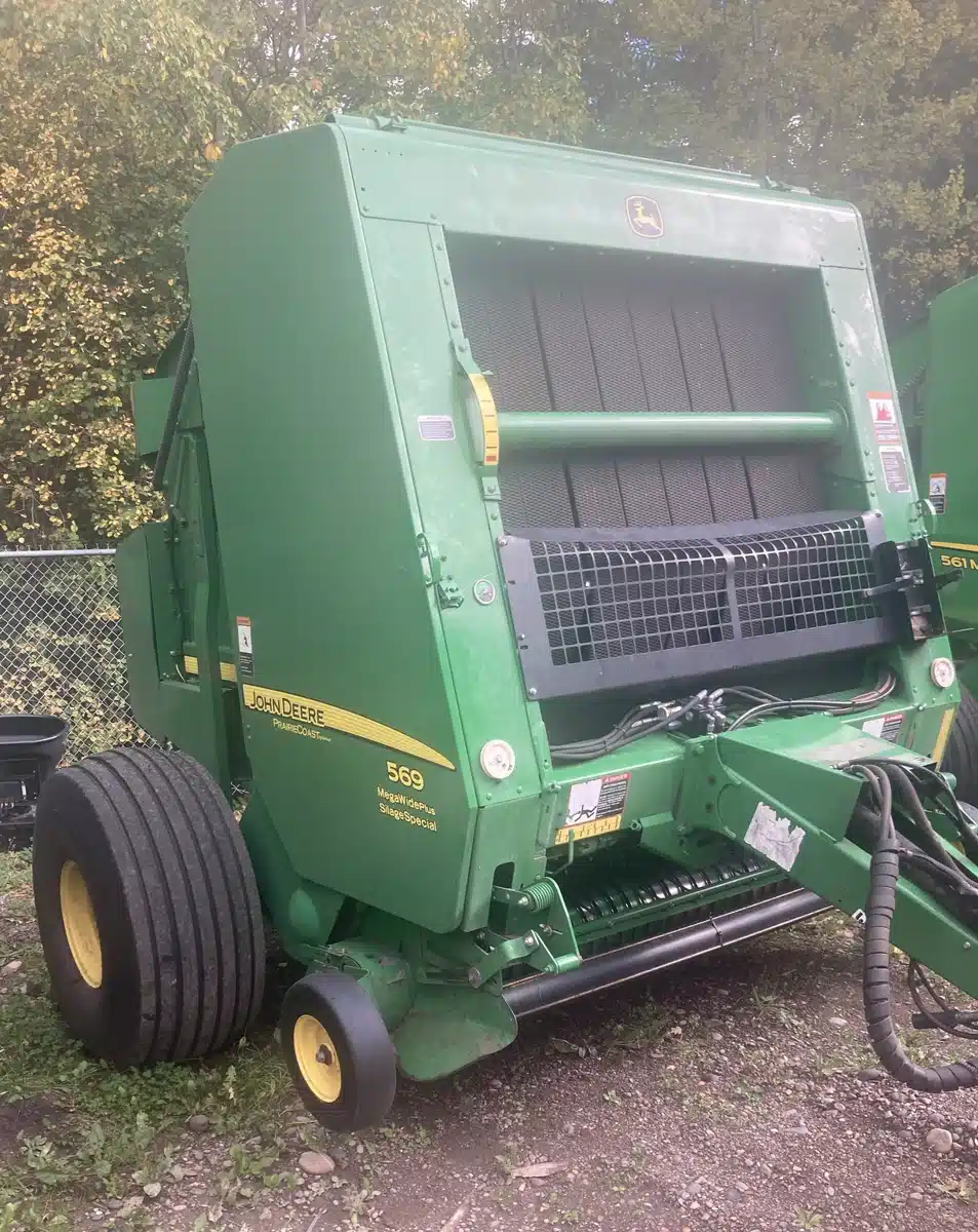 Gallery image 1 for Used 2015 John Deere 569 Round Baler