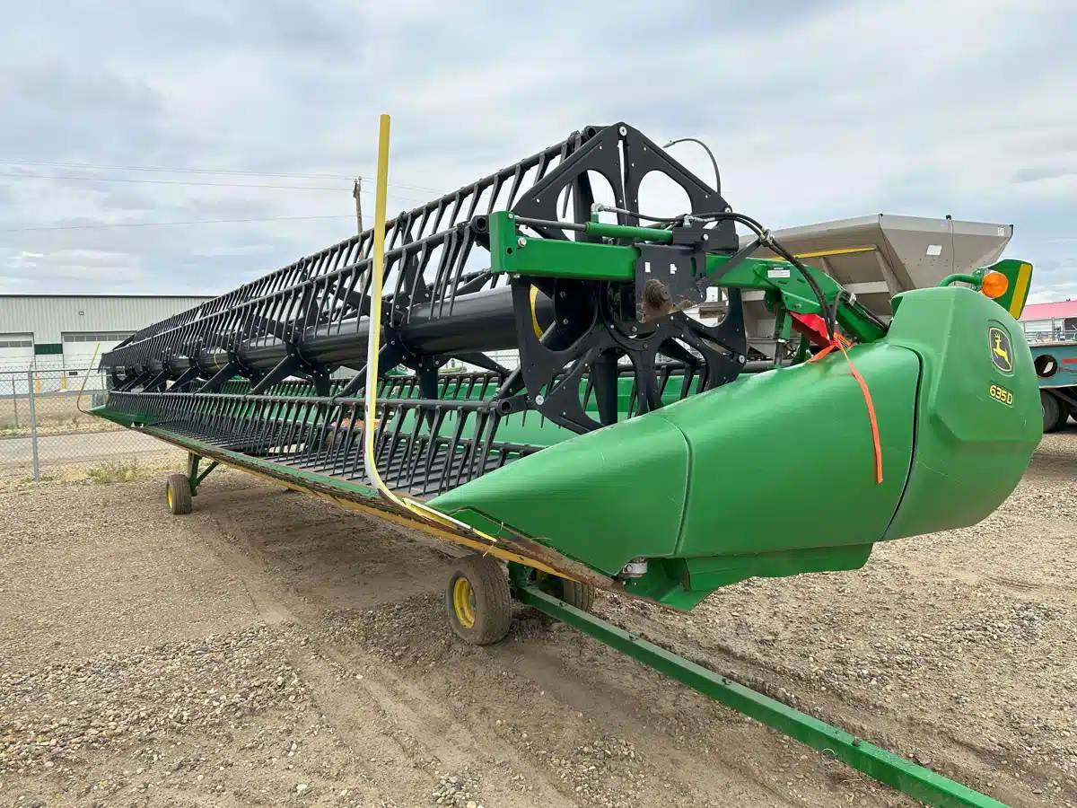 Gallery image 1 for Used 2017 John Deere 635D Header - Draper