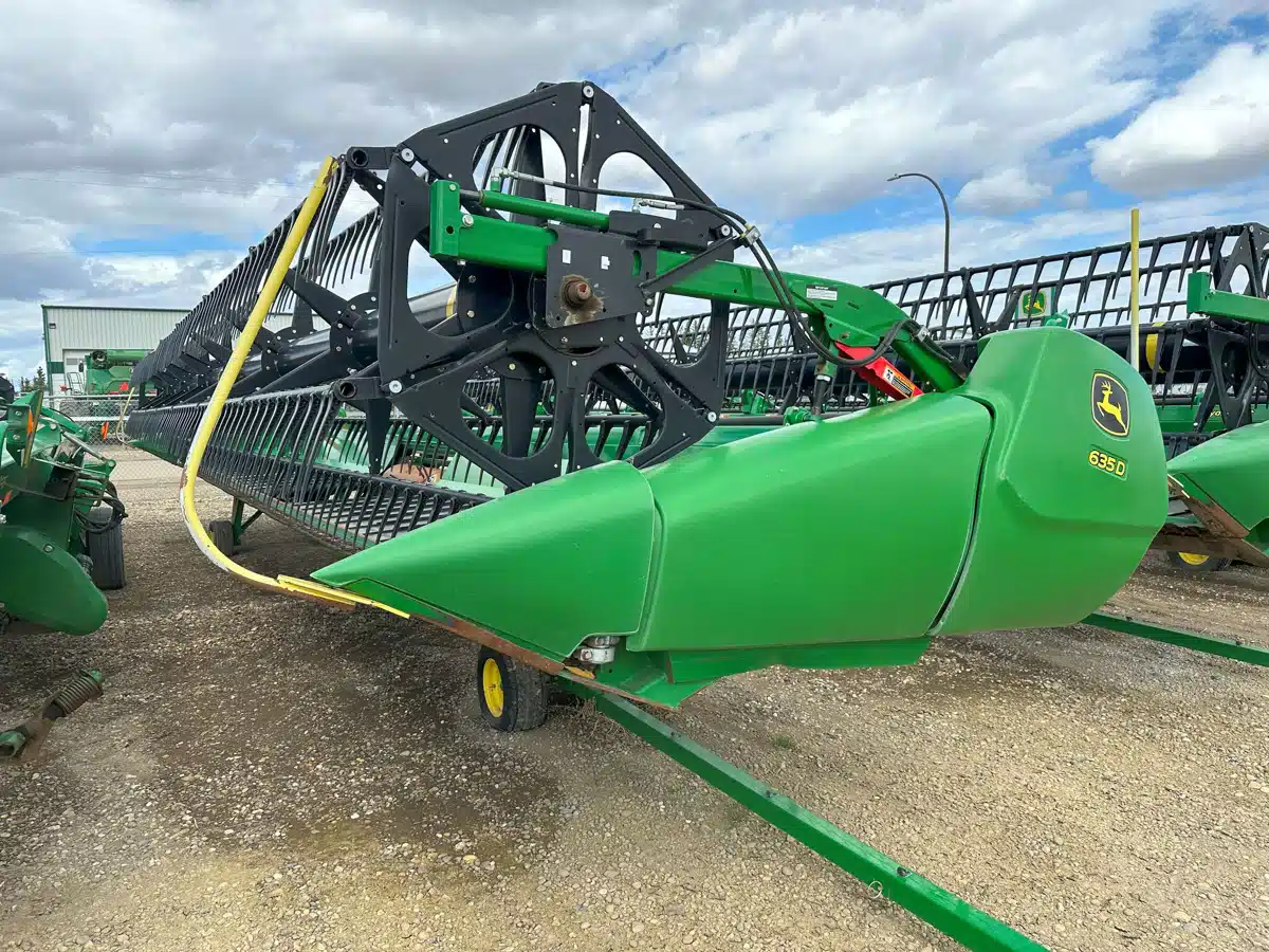 Gallery image 1 for Used 2017 John Deere 635D Header - Draper